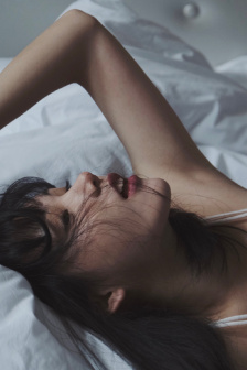 腿张开点就不会疼了